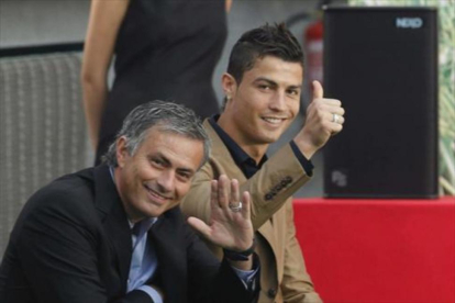 José Mourinho y Cristiano Ronaldo, en una entrega de premios del 2011.-EFE / JAVIER LIZÓN