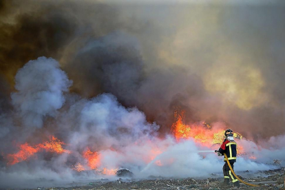 Incendio producido en un vertedero de Zamora.-ICAL