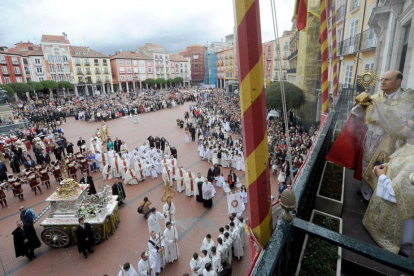 El arzobispo Fidel Herráez porta la Sagrada Forma hasta el balcón del Ayuntamiento-Israel L. Murillo