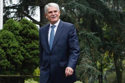 El ministro de Exteriores, Alfonso Dastis, en el complejo de la Moncloa-JUAN MANUEL PRATS