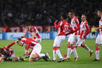 La celebración de los jugadores del Estrella Roja tras un gol de Pavkov.-