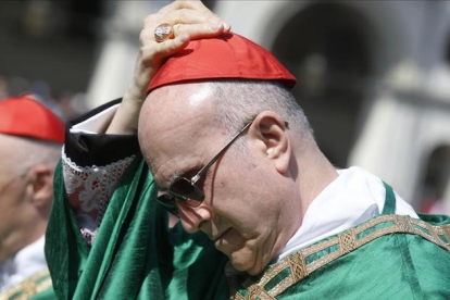 El cardenal Tarcisio Bertone, durante una misa celebrada en junio por el para Francisco en la plaza Vittorio Veneto de Turín.-LUCA BRUNO / AFP