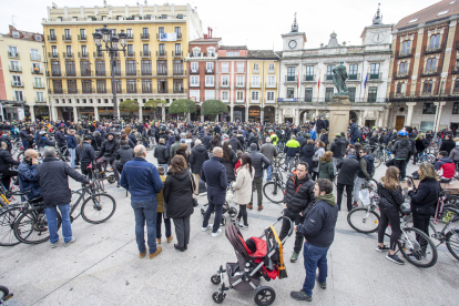 Cientos de ciclistas se manifestaron el domingo contra la ordenanza de Movilidad. SANTI OTERO