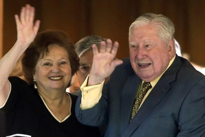 Pinochet y su esposa-EFE / IAN SALAS