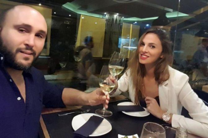 Kiko Rivera brinda con su novia, Irene Rosales.-INSTAGRAM