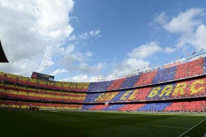 El Camp Nou luce mosaico en un partido de Liga.-Foto: JORDI COTRINA