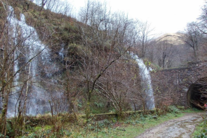 Una de las cascadas del río que da nombre a la zona y que se precipita justo en la entrada del túnel de La Engaña.-L. P.