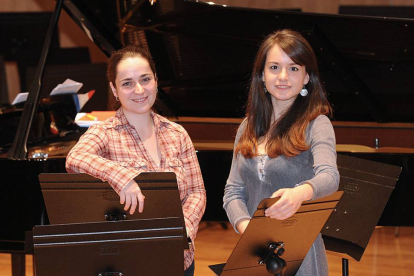 La pianista Natalia González Saiz (i.) y la soprano Alicia Amo, ayer, en el descanso de un ensayo del concierto que darán hoy en el Conservatorio.-Israel L. Murillo