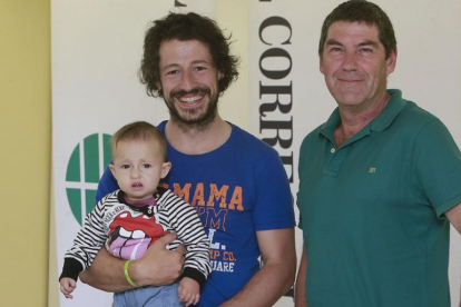 Diego Martín, con su hija Iria en brazos, y Juanjo Gandía, son miembros del movimiento Slow Food en Burgos.-RAÚL G. OCHOA