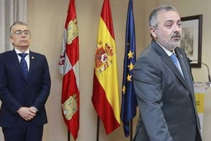 El delegado territorial de la Junta en Burgos, Roberto Saiz, y el subdelegado del Gobierno, Pedro de la Fuente, en una imagen de archivo. RAÚL G. OCHOA
