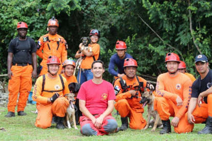 Álvaro Martínez (de rojo) imparte un curso de formación para los guías caninos de la Unidad Canina del Sistema Nacional de Protección Civil de Panamá.-ICAL