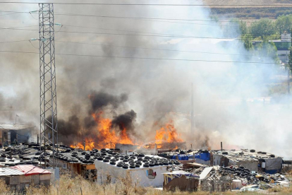 Las llamas alcanzaron un montículo de neumáticos, plástico y madera.-ISRAEL L. MURILLO