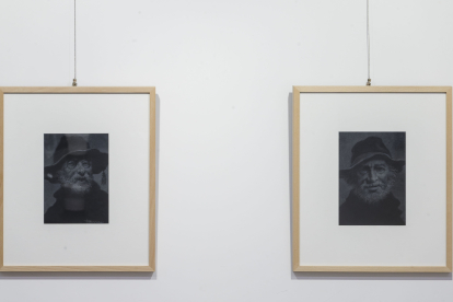 Retratos realizados blanco sobre papel negro donde se muestra la destreza del artista burgalés. SANTI OTERO