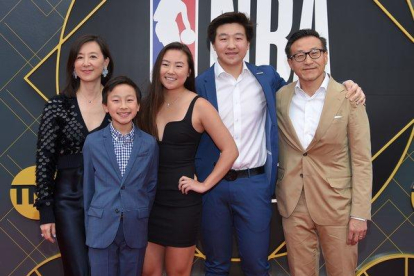 Joe Tsai (d), nuevo propietario de los Nets, junto a su familia.-AFP