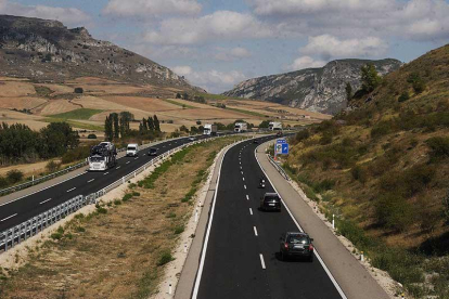 El tráfico en autopistas españolas durante agosto solo descendió en la AP-1.-G. G.