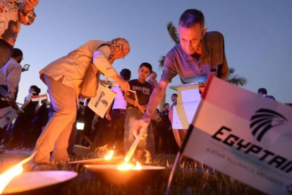 Ciudadanos egipcios encienden velas durante una vigilia por las 66 víctimas del vuelo de EgyptAir MS804, en la Opera House de El Cairo, el 26 de mayo.-AFP / KHALED DESOUKI