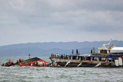 Vista general de las labores de búsqueda y rescate de víctimas junto a la  embarcación que naufragó en aguas frente al puerto de Ormoc.-Foto: ROBERT DEJON / EFE