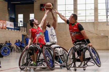 Marcio tira a canasta ante la oposición de dos  jugadores del Zuzenak durante el partido de ayer.-
