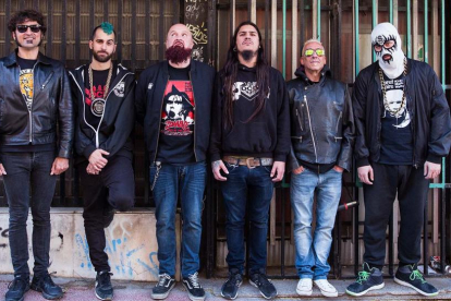 César Strawberry (tercero por la izquierda) es el alma máter de Def Con Dos, grupo referente del rap-metal en España con 30 años de carrera a sus espaldas.-ARIADNA SUCH