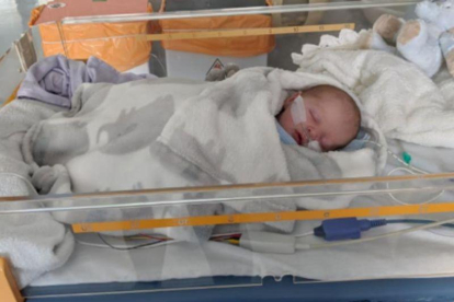 Oliver, el bebé de Lucy Kendall.-EL PERIÓDICO
