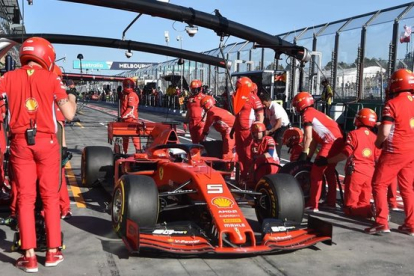 <em>Sebatian Vettel y el equipo Ferrari entrenan el cambio de ruedas en Melbourne.