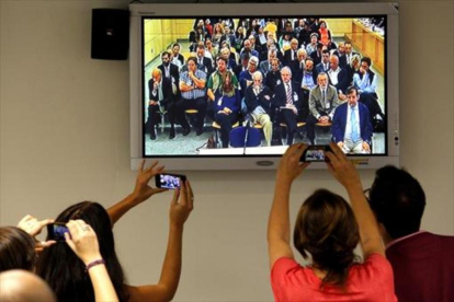 Los periodistas retratan el banquillo de los acusados en el primer día el juicio del 'caso Gürtel' en la Audiencia Nacional de San Fernando de Henares.-