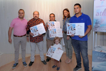 Los hosteleros premiados con la concejal de Turismo, Carolina Blasco.-ISRAEL L. MURILLO