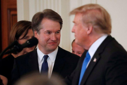 El juez Brett Kavanaugh junto a Donald Trump, en la Casa Blanca.-JIM BOURG (REUTERS)