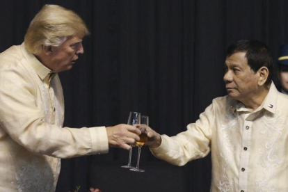Trump brinda con el presidente de Filipinas, Rodrigo Duterte, en la cena de gala inaugural de la cumbre de la ASEAN, en Manila.-AP / ATHIT PERAWONGMETHA
