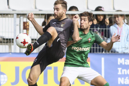Aldalur presiona a un oponente en su etapa en el Racing de Ferrol.-WWW.FERROL360.ES