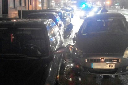 Imagen del vehículo que chocó contra otros aparcados.-POLICÍA LOCAL
