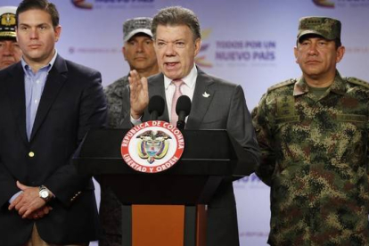 Santos (centro) anuncia la muerte de 26 guerrilleros en el oeste del país, este viernes.-Foto: AP / FERNANDO VERGARA
