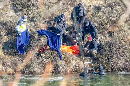 Momento en que los equipos de salvamento extrajeron el cuerpo de la mujer. ECB