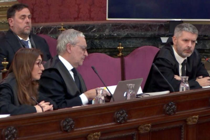 Junqueras sentado con su defensa.-ACN