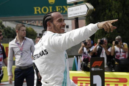 Lewis Hamilton (Mercedes) celebra con el público su pole en las calles de Mónaco.-AP / LUCA BRUNO