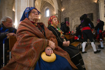 Dos mujeres asisten a la misa en honor al santo. T. ALONSO