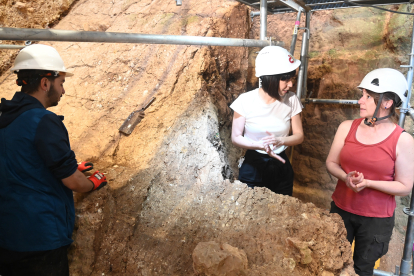 La ministra de Ciencia charla en el yacimiento de Sima del Elefante, donde apareció la cara del primer europeo, con su descubridor, Edgar Téllez, y la coordinadora de la excavación, Rosa Huguet. ICAL