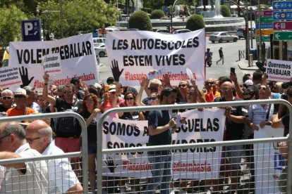 Autoescuelas catalanas y madrileñas se manifiestan frente al Congreso de los Diputados por la falta de examinadores de la DGT-DAVID CASTRO