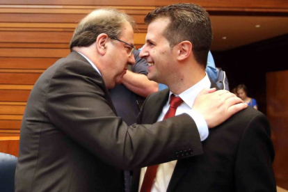 El candidato a la Junta de Castilla y León, Juan Vicente Herrera, saluda al portavoz socialista, Luis Tudanca, antes de iniciar su intervención en el debate de investidura-Ical