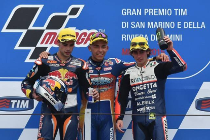 Enea Bastianini celebra su victoria en el GP de San Marino.-Foto: ALBERTO PIZZOLI / AFP