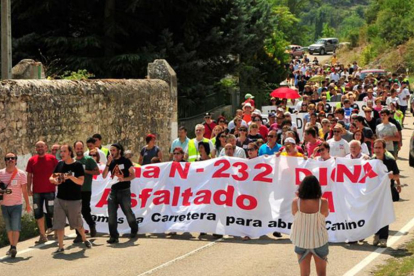 La manifestación para exigir el asfaltado de la N-232 el pasado mes de agosto reunió a medio millar de personas.-E. A.