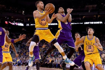 El jugador de los Warriors Stephen Curry anotando en una acción del duelo ante los Lakers.-AFP / THEARON W HENDERSON