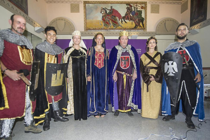 La alcaldesa y la presidenta de la asociación junto a algunos de los 200 actores que intervienen en la obra.-I. L.M.