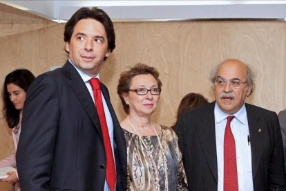 Percival Manglano, en su etapa de consejero de Hacienda de Madrid, con sus homólogos Carmen Martínez (Andalucía) y Andreu Mas-Colell (Catalunya), en el 2012.-EFE