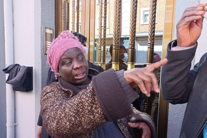 Rose Obuadey, esposa de Apaanah Pelungo, visiblemente consternada por la trágica muerte de su marido. EUROPA PRESS