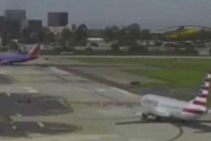 La avioneta de Harrison Ford (amarilla), atraviesa el plano de derecha a izquierda cruzándose en el camino del Boeing-YOUTUBE / JOHN WAYNE AIRPORT