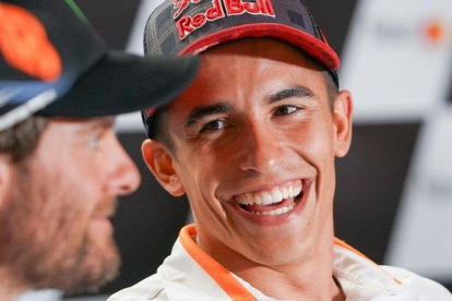 El británico Cal Crutchlow y el catalán Marc Márquez, en una de las muchas conferencias de prensa en las que han coincidido.-ALEJANDRO CERESUELA