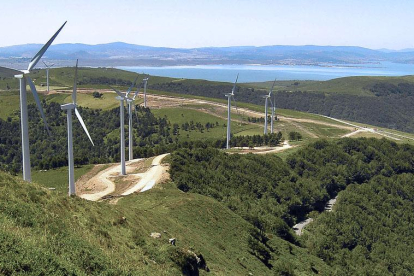 Vista aérea del parque eólico de Valdeporres, que dispone de una potencia instalada de 31,45 megavatios.-ECB