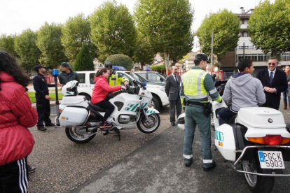 La exposición de equipos de Guardia Civil y Policía Nacional entusiasmó a los alumnos-G. G.