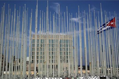 Vista de la embajada de EEUU en la capital de Cuba antes de la ceremonia de izada de la bandera estadounidense de este viernes.-EFE / ALEJANDRO ERNESTO